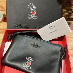 COACH DISNEY X MICKEY BLACK GLOVE TANNED‎ LEATHER CORNER ZIP WRISTLET 56266B